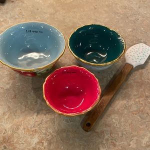 The pioneer woman three measuring cups and free spatula